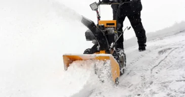 winterdienst-schnee-536272583-istock